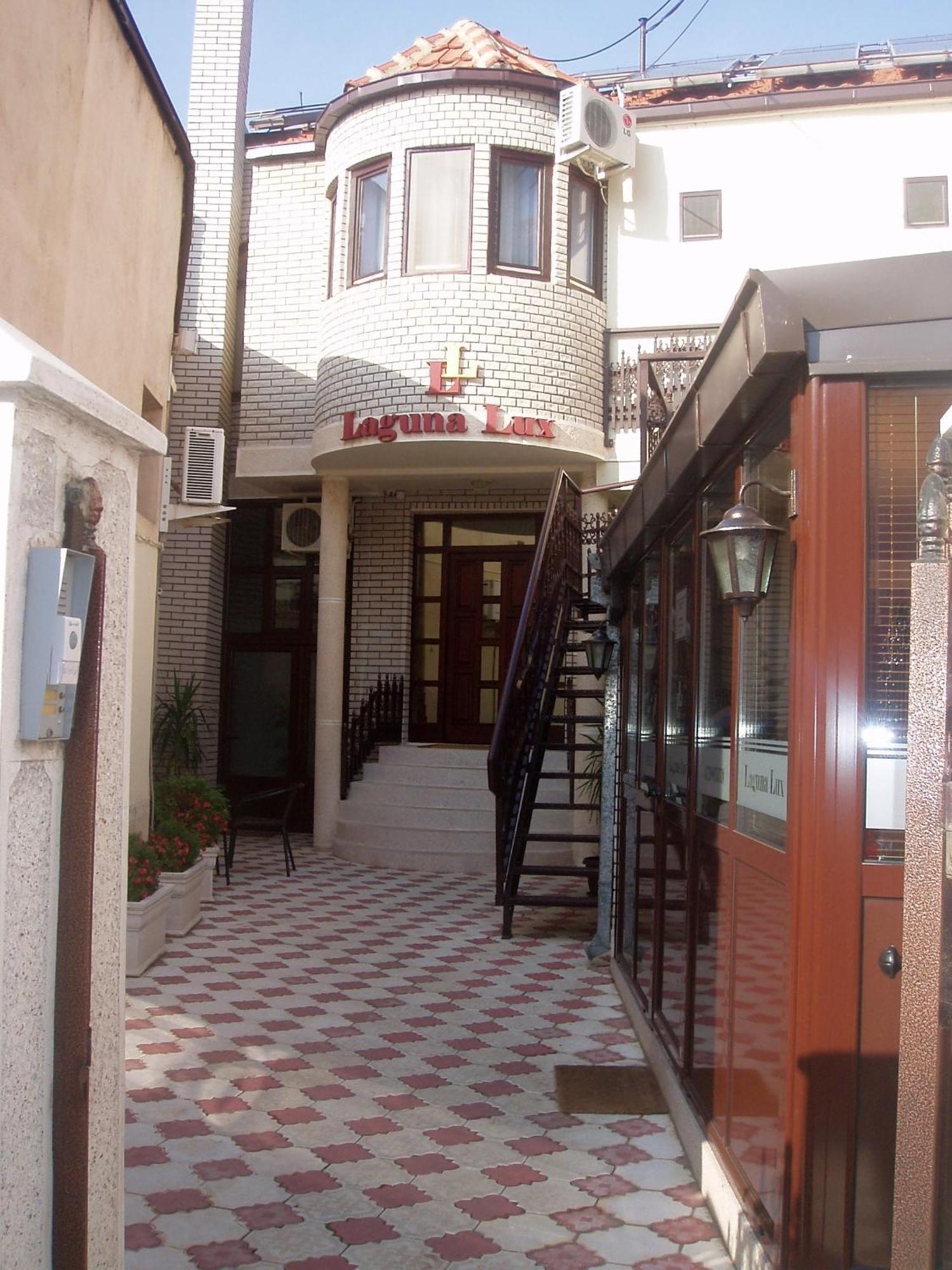 Ni Garni Hotel Laguna Lux מראה חיצוני תמונה